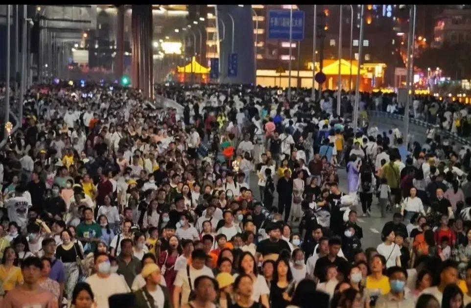 洪崖洞民俗风貌区简介_民俗风貌区洪崖洞景点介绍_洪崖洞民俗风貌区