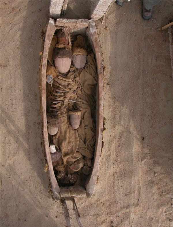 墓地小河出土图片_小河墓地出土_墓地小河出土的文物