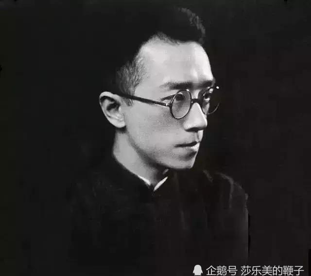 王尔德墓碑为啥有吻痕_王尔德墓碑_王尔德的墓碑上唇印